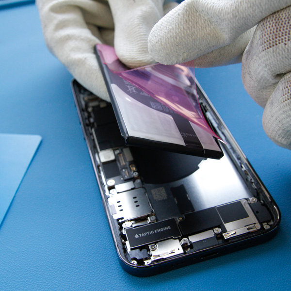 Applicazione del nuovo nastro adesivo sulla nuova batteria