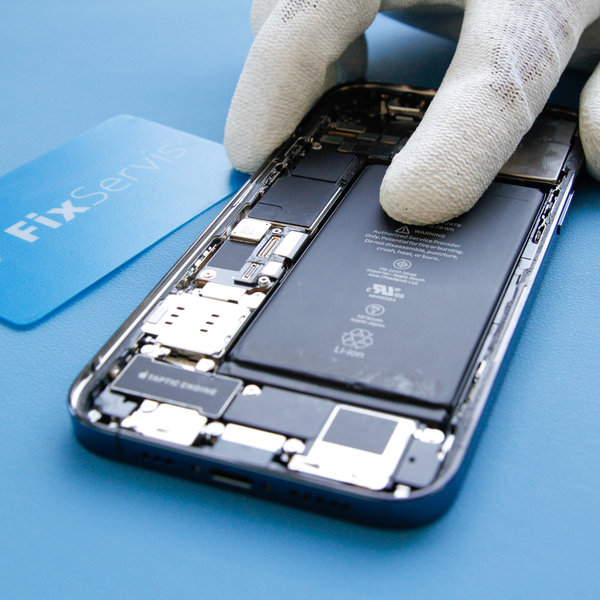 Inserimento della nuova batteria nell’iPhone
