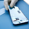 Applicazione del nuovo adesivo intorno ai bordi dell’iPhone #1