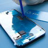 Applicazione del nuovo adesivo intorno ai bordi dell’iPhone #2