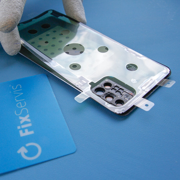 Applicazione del nuovo adesivo sulla cover posteriore dello smartphone