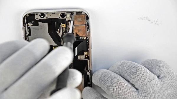 Smontaggio della fotocamera anteriore