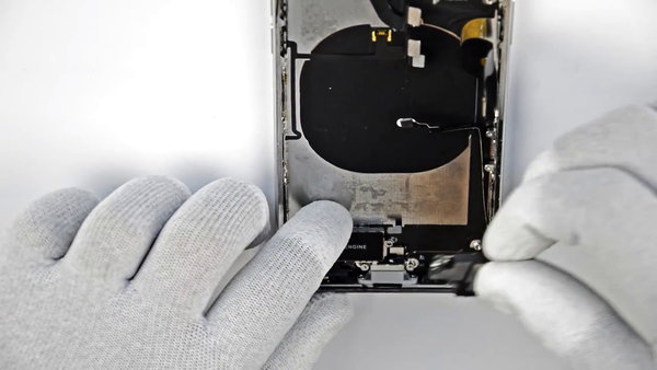 Scollegamento del Taptic Engine e dell’altoparlante